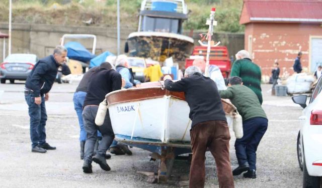 Korkutan fırtına öncesi tekneleri karadan yürüttüler