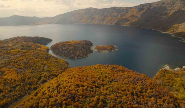 Nemrut Krater Gölü’nde eşsiz sonbahar görüntüsü