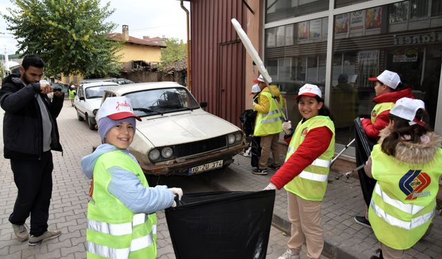 Öğrenci ve kurum amirleri çöp topladı