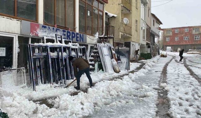 Okulların tatil edildiği Karlıova, tamamen beyaza büründü