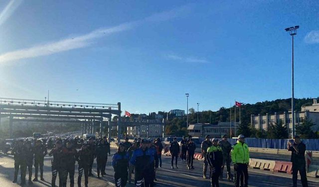 Polis ekiplerinden 15 Temmuz Şehitler Köprüsü’nde Atatürk’e saygı duruşu