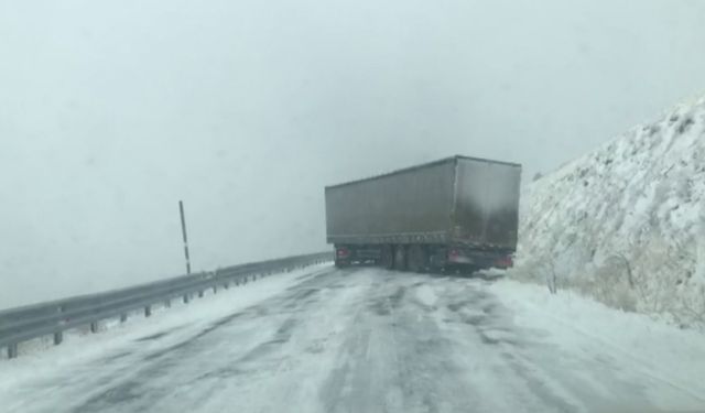 Sahara Geçidi’nde ulaşıma kar engeli