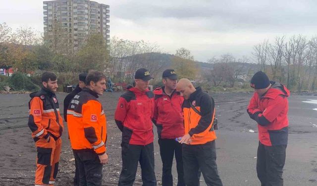 Sahilde bulunan mont ile içindeki telefon ve kalemlerin Emir Berke Aşık’a ait olduğu öğrenildi