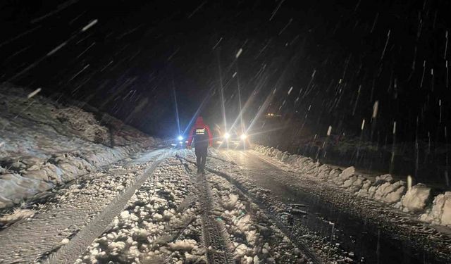 Şırnak’ta kar yağışı etkili oldu, araçlar mahsur kaldı