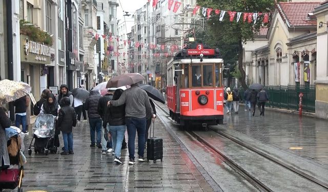 Taksim’de sağanak yağış etkili oldu