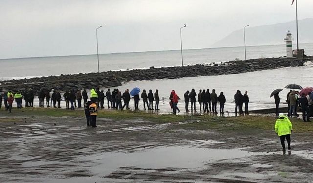 Trabzon’da fırtınada deniz kenarında fotoğraf çekitrmek isteyen 2 genç dalgalara kapılarak kayboldu