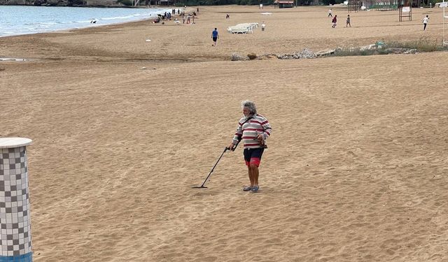 Turistlerin çekildiği plaj define avcılarına kaldı: "Ne bulursak kar"