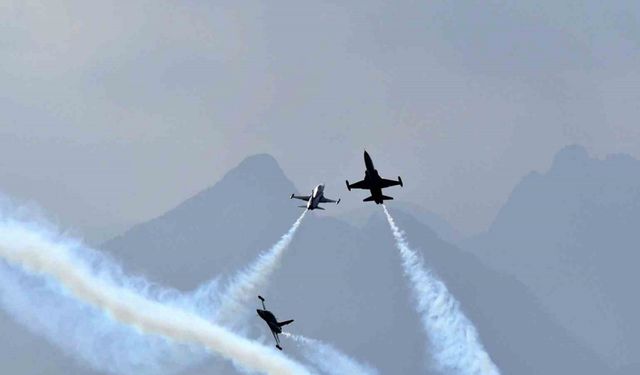 Türk Yıldızları Antalya’da nefes kesti