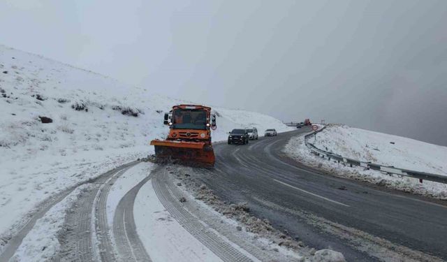 Van’da 2 bin 730 rakımlı Güzeldere Geçidi’nde kar yağışı