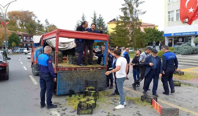 zabıtaya kızan satıcı kasalarını belediye binasına fırlattı