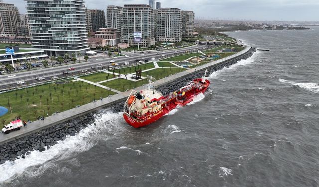 Zeytinburnu açıklarında karaya oturan gemi gün ağarınca böyle görüntülendi