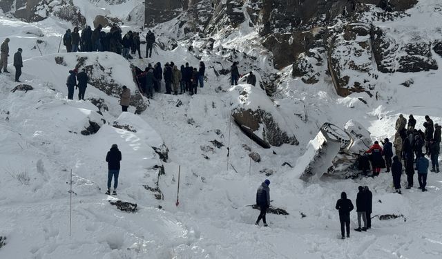 Ağrı'da yol açma çalışması yapan iş makinesi uçuruma yuvarlandı, 4 kişi öldü