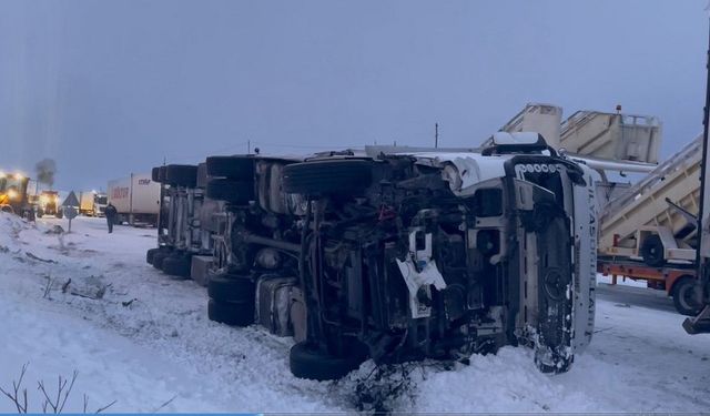 Ardahan'da kar esareti: Yollar kapandı, zincirleme kazalar meydana geldi