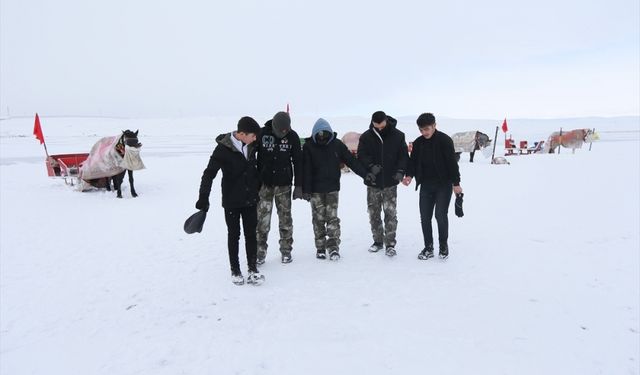 Atlı kızaklar Çıldır Gölü'nün buzlu yüzeyine çıkarılmaya başlandı