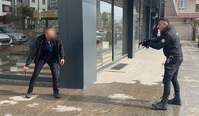 Boğazını kesen şahsı polis etkisiz hale getirdi