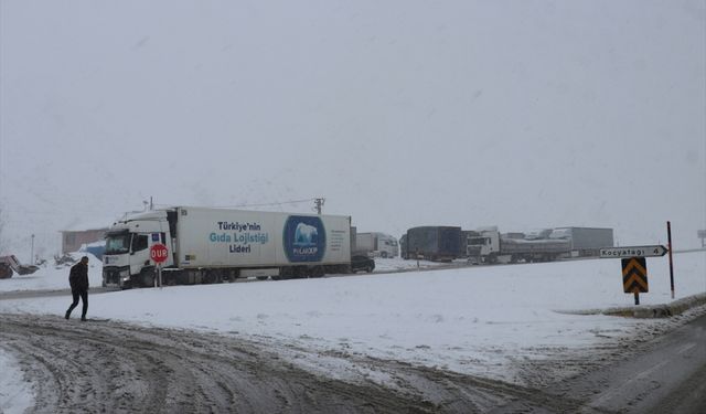 Erzincan'da kar ve tipi nedeniyle ulaşım güçlükle sağlanıyor