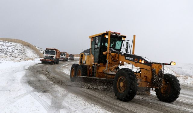 Erzincan'da trafik ekipleri, Sivas istikametine gidecek tır ve ağır tonajlı araçların geçişlerine izin vermiyor