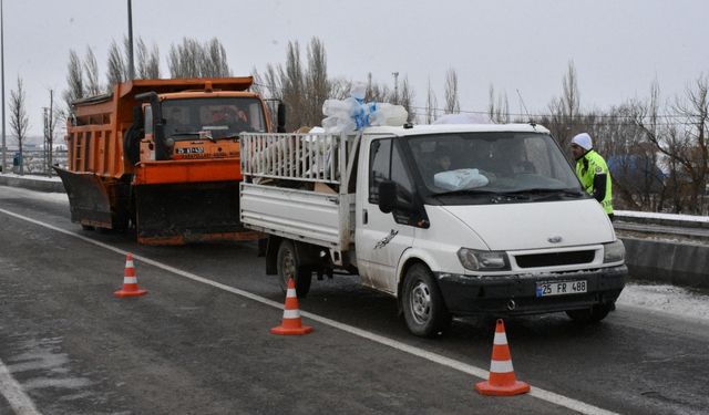 Erzurum-Artvin kara yolu yoğun kar ve tipi nedeniyle ulaşıma kapatıldı