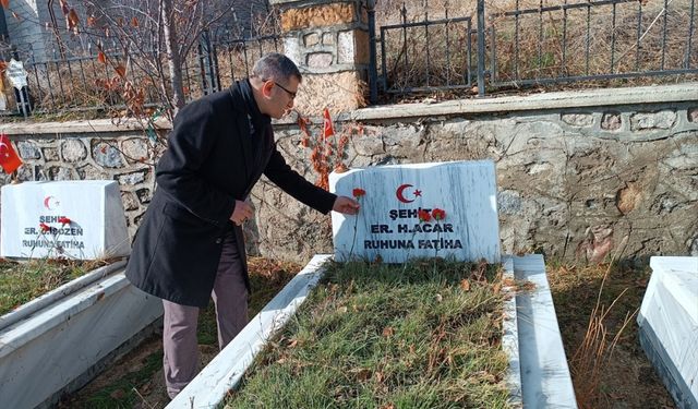 Erzurum'da 57 yıl önce yangında şehit olan 65 asker mezarları başında anıldı