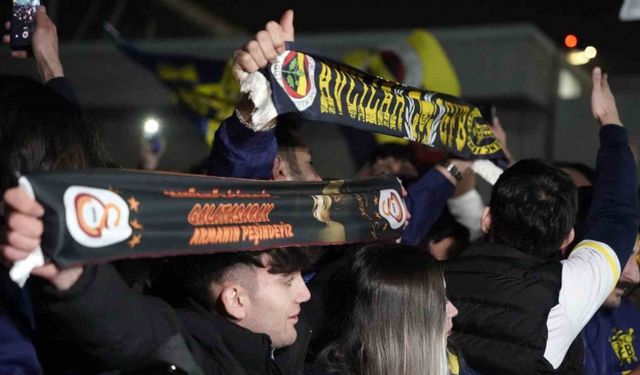 Fenerbahçeli ve Galatasaraylı taraftarlar, Sabiha Gökçen Havalimanı’na akın etti