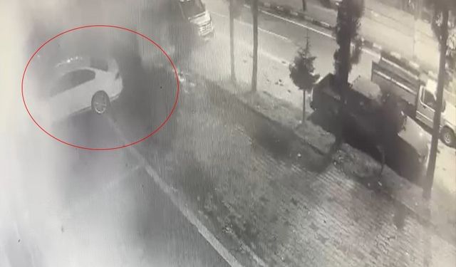 Fırtınada uçan çatının otoparktaki araçların üstüne düşme anı kameraya yansıdı