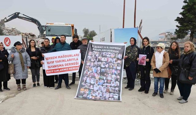 Gözü yaşlı depremzede aileler, kayıp olan yakınlarından gelecek haberleri umutla bekliyor