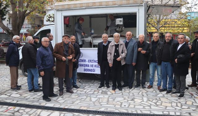 İzmir'deki Erzincanlılar depremde hayatını kaybedenler için lokma hayrı düzenledi