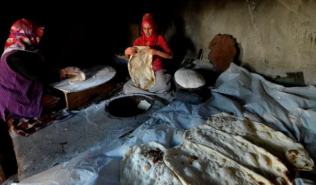 Kadınlar tandırlarda imece usulü ekmek pişiriyor