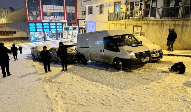 Kar yağışının etkili olduğu Erzurum'da 8 aracın karıştığı zincirleme kaza