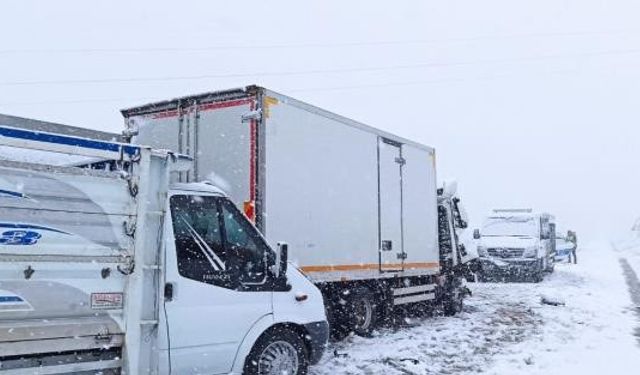 Karlı yolda makas atan araç kazaya neden oldu: 1 ölü