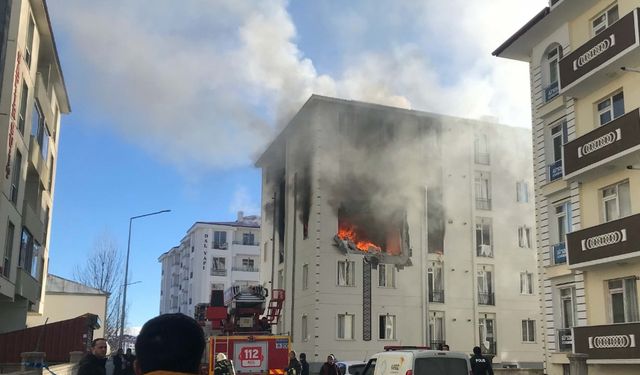 Kars'ta bir binada meydana gelen patlamada 3 kişi yaralandı