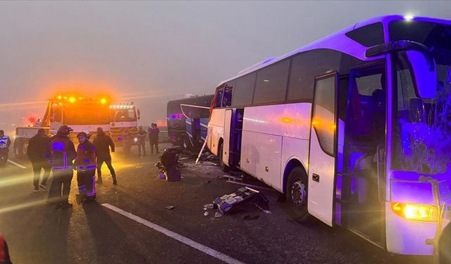 Kuzey Marmara Otoyolu Sakarya geçişinde 3 otobüsün karıştığı zincirleme kazada 10 kişi öldü, 54 kişi yaralandı