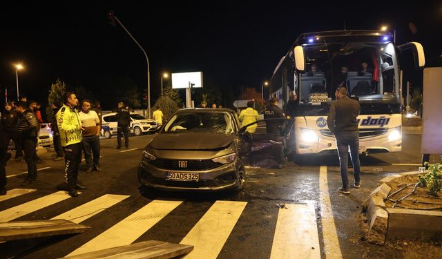 Kırmızı ışıkta geçen yolcu otobüsü otomobile çarptı: 1 yaralı