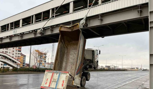 Niğde’de dorsesi açılan kamyon üst geçide sıkıştı