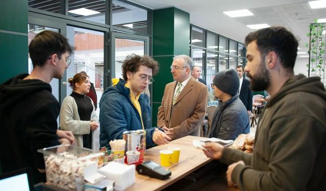 Rektör kafe kütüphaneyi inceledi öğrencilerle görüştü