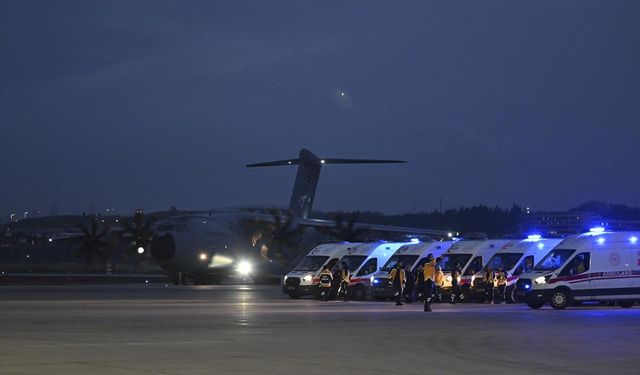 Sağlık Bakanı Koca, Türkiye'ye getirilen Gazzeli hastaları karşıladı