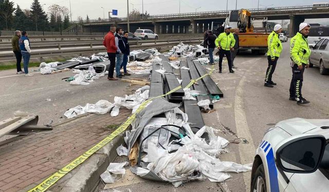 Virajı alamayan tırdan düşen demir profiller yola savruldu, trafik durdu