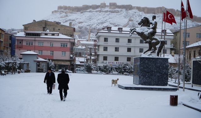 Bayburt yeniden beyaz örtüyle kaplandı