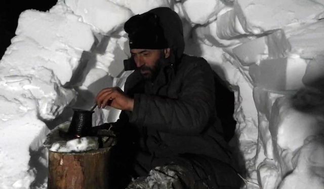 Doğa aşığı adam kendi yaptığı Eskimo evi olan igloda yaşamını sürdürüyor