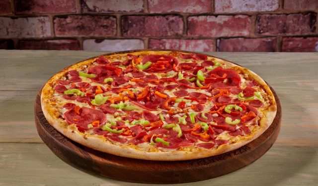 Sosisli Pizza: Sosisli Pizza Nasıl Yapılır? Sosisli Pizza Kolay Yapımı!