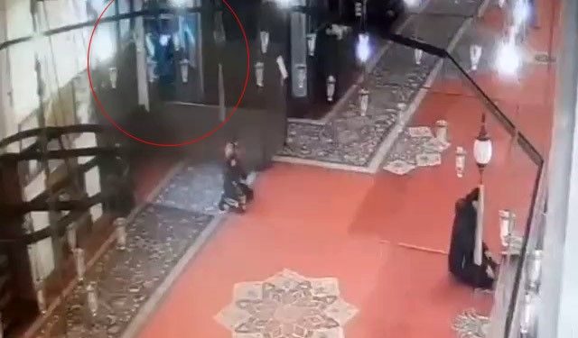 Fatih Camii’ndeki bıçaklı saldırı anı kamerada