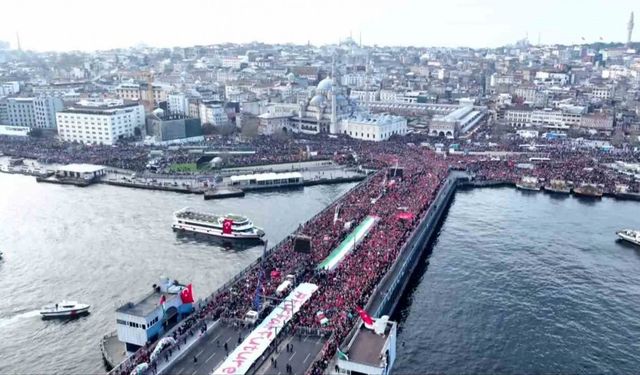 Galata Köprüsü’nde düzenlenen  Filistin’e destek yürüyüşüne binlerce vatandaş akın etti