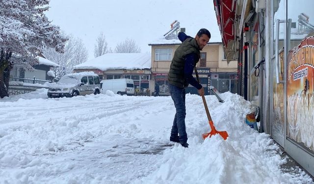 Karlıova’da kar çilesi devam ediyor