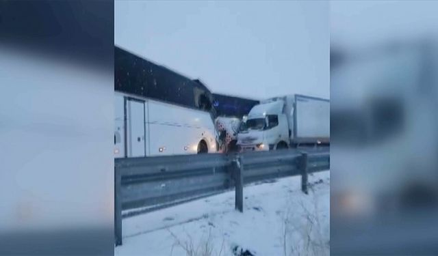 Kars'ta iki otobüsün karıştığı zincirleme trafik kazasında 2 kişi öldü, 8 kişi yaralandı