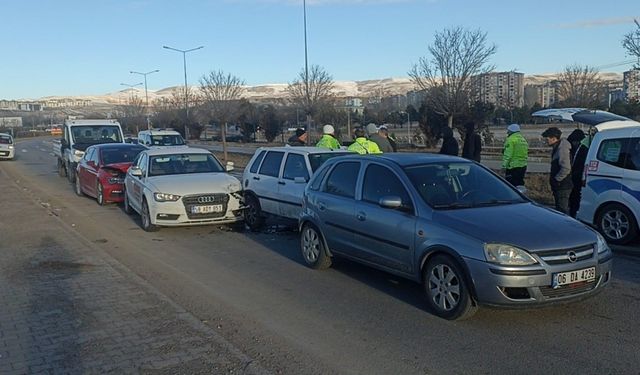 Kaza kazaya neden oldu, 10 araç birbirine girdi