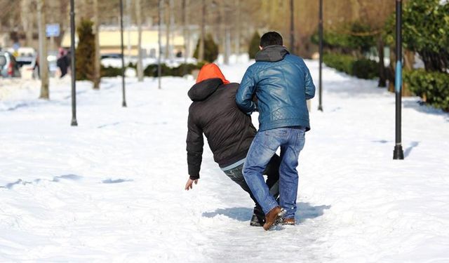 Türkiye'de yılda yaklaşık 200 bin kişi kalçasını kırıyor