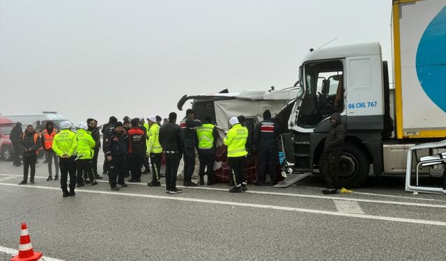 Malatya'da yolcu otobüsünün devrilmesi sonucu 3 kişi öldü, 29 kişi yaralandı