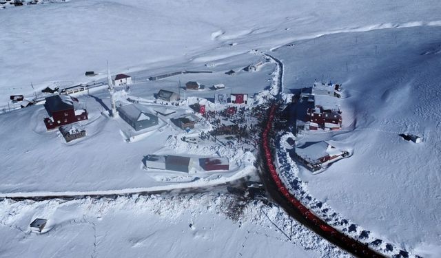 Sarıkamış Şehitleri için Sis Dağı’nda 175 metre uzunluğundaki Türk bayrağı ile yürüdüler