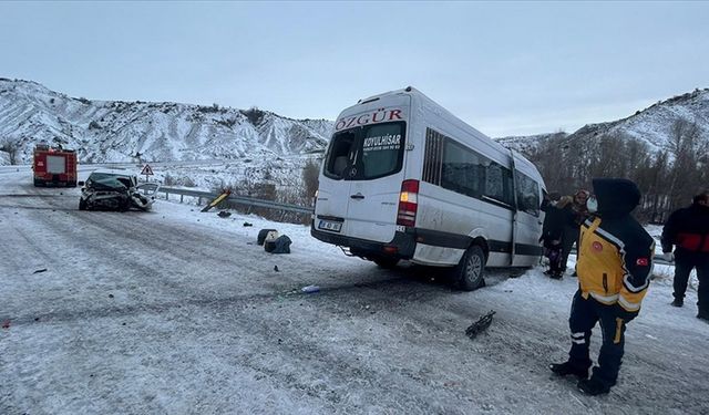 Yolcu minibüsü ile hafif ticari aracın çarpıştığı kazada 16 kişi yaralandı