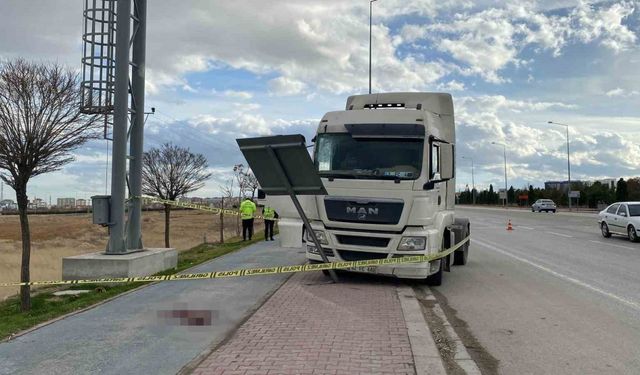 Tır tabelaya, tabela da yol kenarındaki şoföre çarptı: Sürücü ağır yaralandı